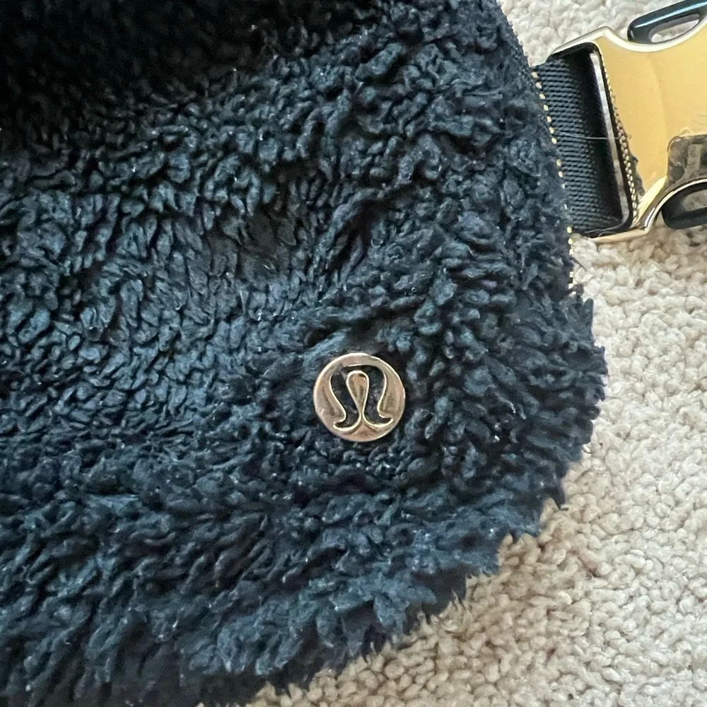 Lululemon Black Fleece Belt Bag with Gold Zipper
